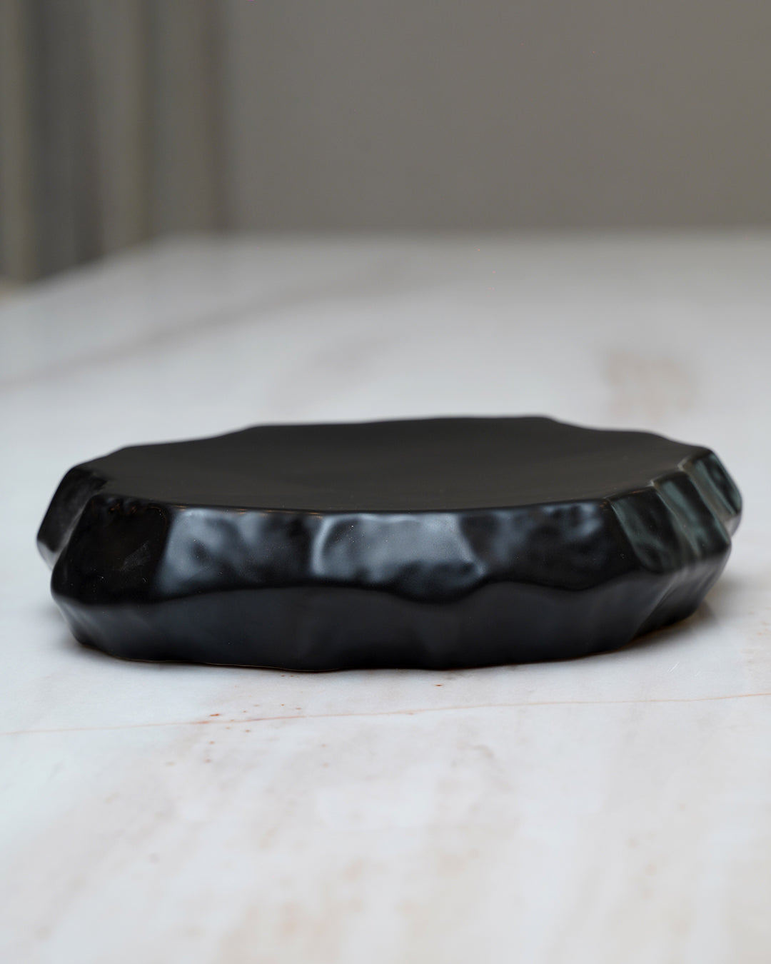 Edged Ceramic Plates (BLK/WHT)